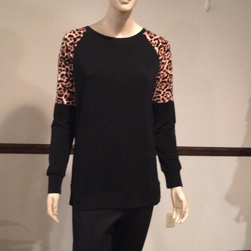 Long sleeved pullover top.